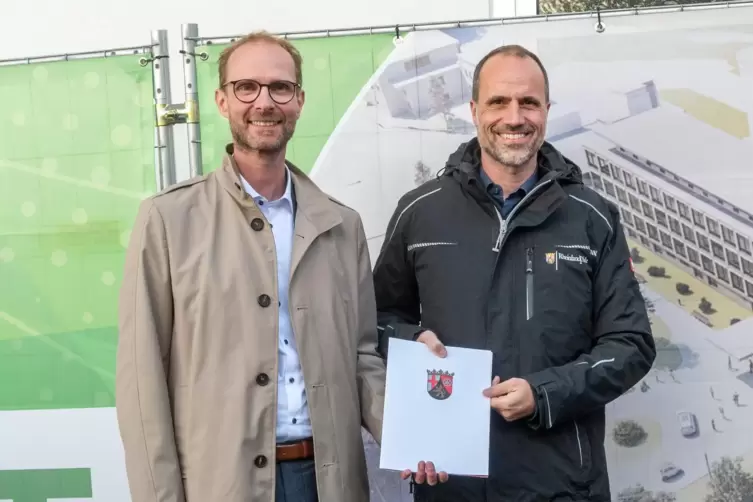 Gesch&auml;ftsf&uuml;hrer Thorsten Hemmer (links) und Gesundheitsminister Clemens Hoch. Auch Hoch hat eher selten eine so hohe F&ouml;rderzusag