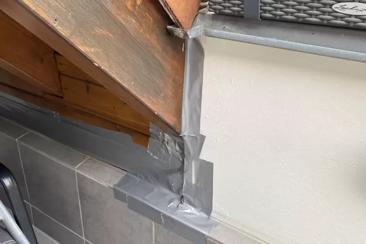 Vorerst mal dicht: Elke H&uuml;bner hat ihren Balkon mit Isolierband abgeklebt. 