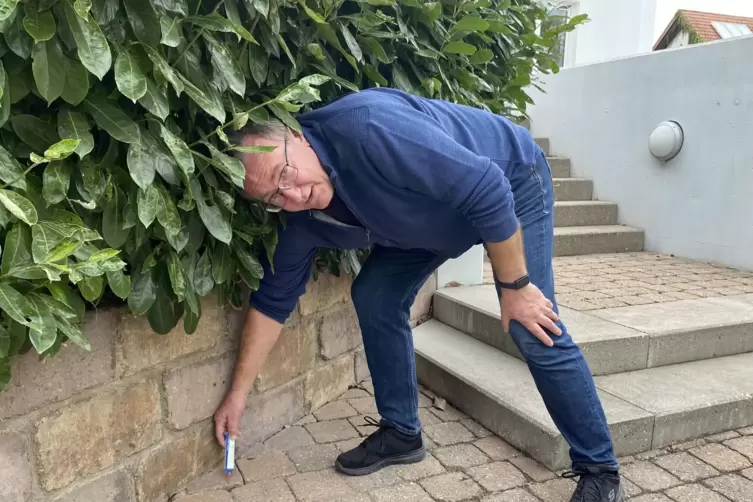 Rupert Eberle verteilt den K&ouml;der auch drau&szlig;en.