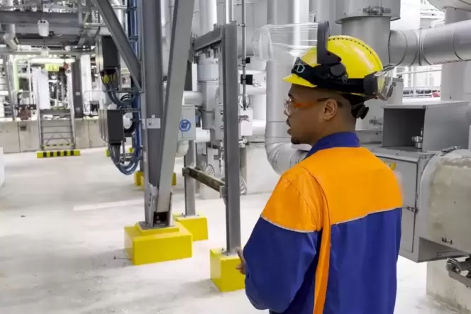 Chemikant Luca Boukari zeigt seine Arbeit in der BASF in der Video-Serie 9to5.