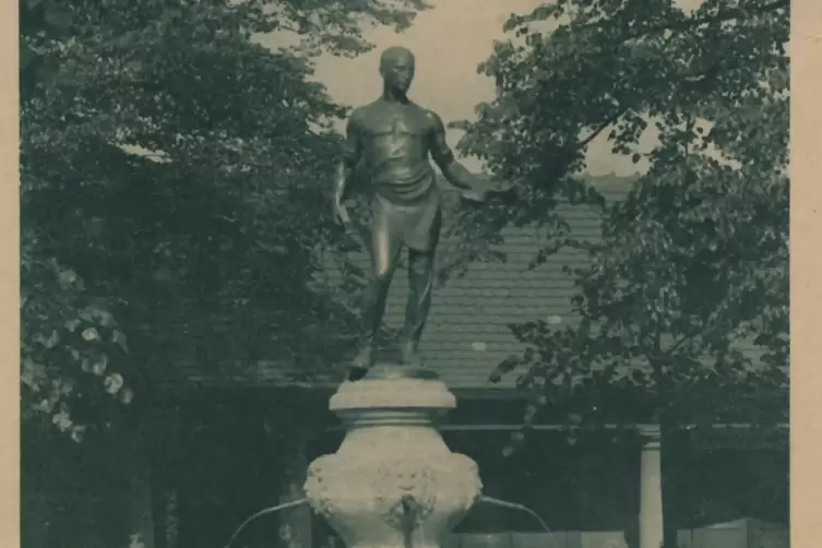 Der Schusterbrunnen in der Fußgängerzone erinnert mit einer Bronzeskulptur an Jean Joss. In den 1930er-Jahren befand sich die An