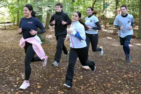 Training für die Polizei: Monia Knis und Jonas Schröder (rechts) laufen sich mit den Interessierten warm.