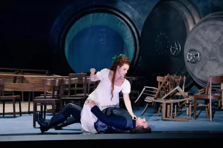 Keine gl&uuml;ckliche Ehe: Thirza (Dorothea Spilger) ringt ihren Mann, den Dorfprediger Pascoe (Kammers&auml;nger Konstantin Gorny) nieder