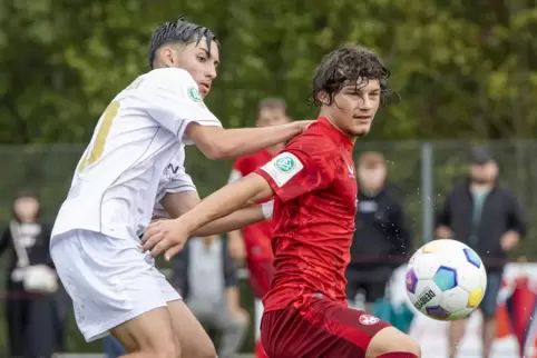 Alban Mehmetaj (rechts), hier im Spiel gegen Wehen, hatte kurz vor Schluss noch die Möglichkeit zum 3:0 für die FCK-B-Junioren. 