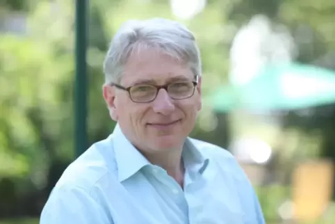 Geht doch noch nicht so ganz in den Ruhestand: Hans Thill, Dichter, Herausgeber, Übersetzer, Anthologist, Künstlerhaus-Chef. Geht doch noch nicht so ganz in den Ruhestand: Hans Thill, Dichter, Herausgeber, Übersetzer, Anthologist, Künstlerhaus-Chef.