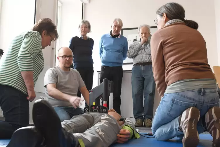 Jens Thorsch erkl&auml;rt den Mitgliedern des Pf&auml;lzerwald-Vereins den Umgang mit einem Thorax-Massageger&auml;t. Im Ernstfall sei alles be