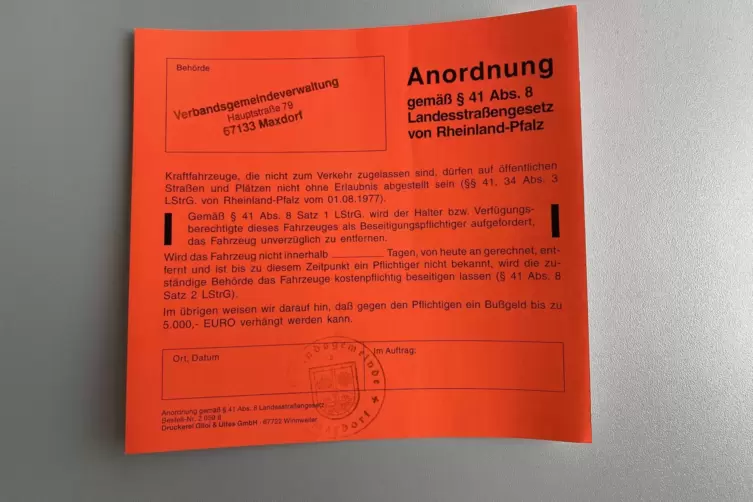 Wenn ein Auto zu lange im &ouml;ffentlichen Raum steht, gibt es von der Gemeinde so einen Aufkleber aufs Auto. Darin wird der Halter 