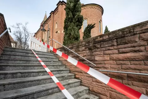 Unbekannte haben die Treppe von der Kirche in die Grabengasse mit Gewalt beschädigt.