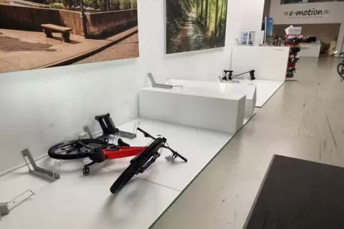  Leergeangelt: Bis auf ein E-Bike, das offenbar wieder heruntergefallen ist, haben die Täter alles in dieser Reihe mitgehen lass
