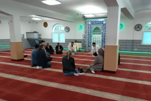 Gemeindemitglieder der Alemi Islam Moschee und Gäste im Gespräch.