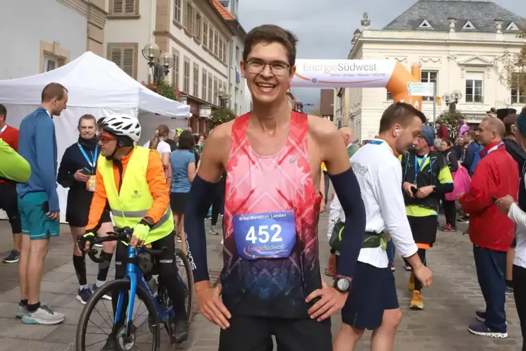 Eric Nies und der Radfahrer, der den Sieger begleitet hat. 