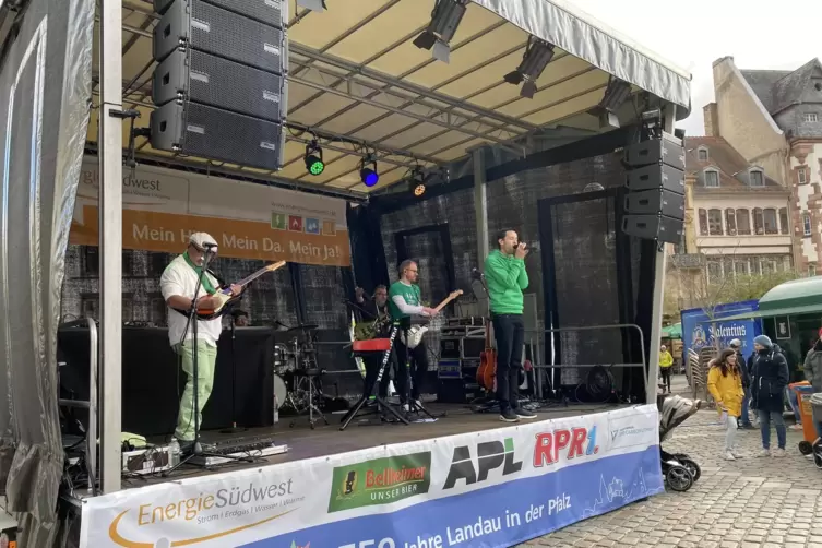 Gegen 16 Uhr geht Landau in den Feiermodus &uuml;ber. F&uuml;r Musik sorgt die Coverband Palatine-six.