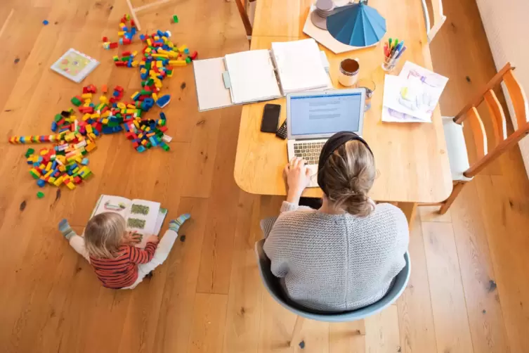 Segen und Fluch zugleich: Homeoffice gibt Arbeitnehmern mehr Flexibit&auml;t, kann aber auch zu ungewollten &Uuml;berstunden f&uuml;hren. 