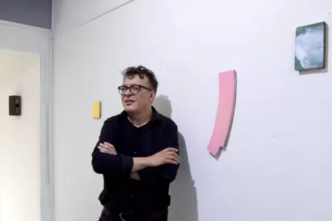 Andreas Keil zwischen seinen Kunstwerken. 