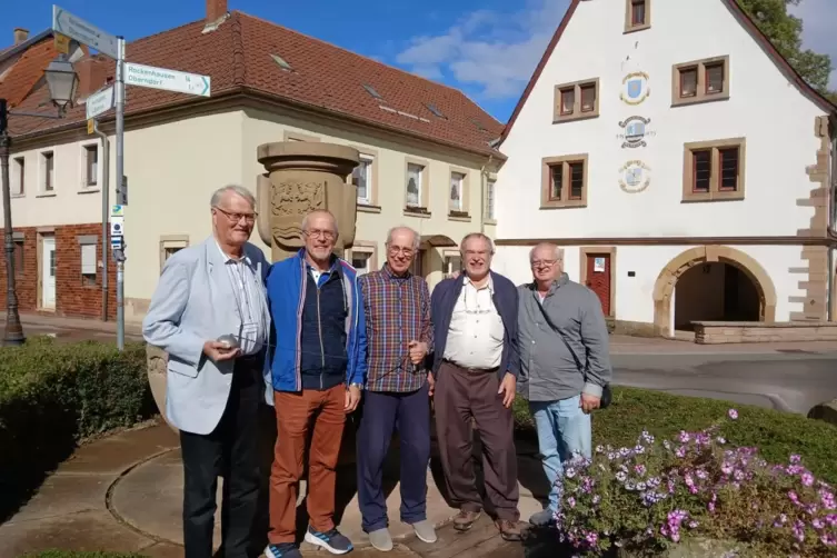 Die ehemaligen Meister von 1970 bei ihrem Treffen in Alsenz: Rainer Schlundt, Gerhard Hoffmann, Trainer Manfred Schäfer, Fritz K
