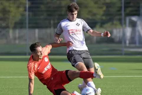 Torschütze in Topform: Philip Krischa (rechts) von Arminia Ludwigshafen). 