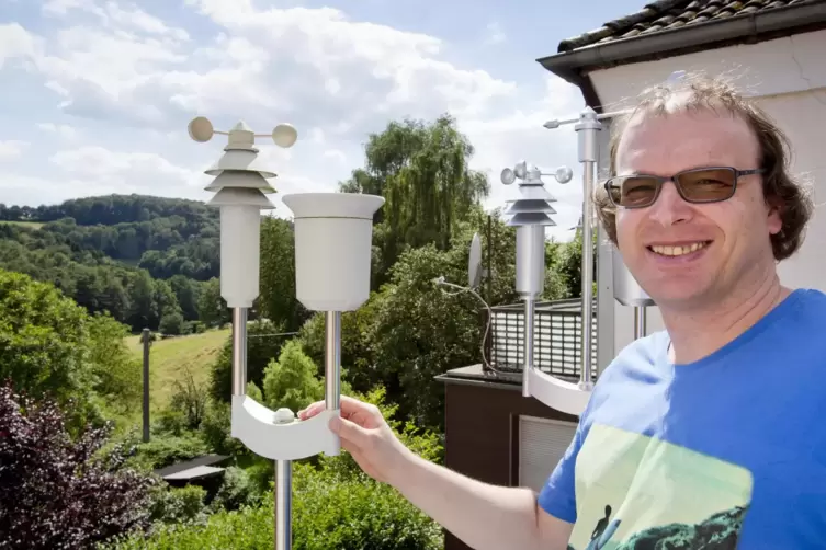 RHEINPFALZ-Meteorologe Michael Agne an seiner Wetterstation in Lambsborn. 