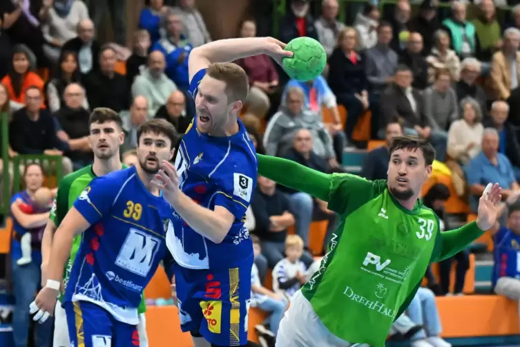 Florian Kern (am Ball) traf siebenmal für die TSG Haßloch.