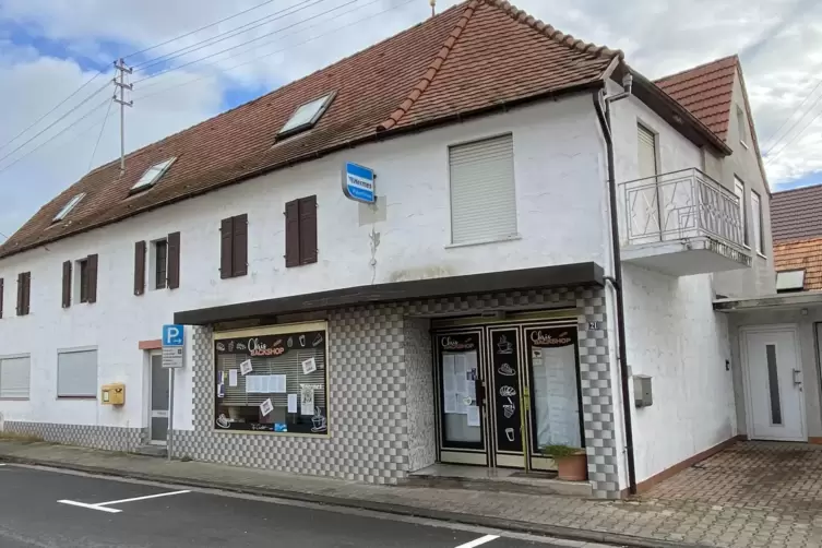 Auch die Eingangst&uuml;r des geschlossenen Gesch&auml;fts in der Hauptstra&szlig;e ist mit Roths Mitteilungen beklebt.