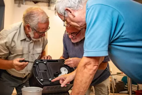 Ein Foto vom ersten Reparaturcafé vor zwei Jahren: Theodor Ringeisen, Bernd Lohrum und Josef Wenzel (von links) untersuchen eine Ein Foto vom ersten Reparaturcafé vor zwei Jahren: Theodor Ringeisen, Bernd Lohrum und Josef Wenzel (von links) untersuchen eine