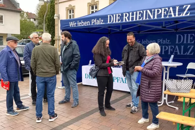 Suchten und fanden das Gespr&auml;ch: Sabrina Schreiner (mit Schreibblock) und Benjamin Ginkel (links daneben). Christian Hamm steht 