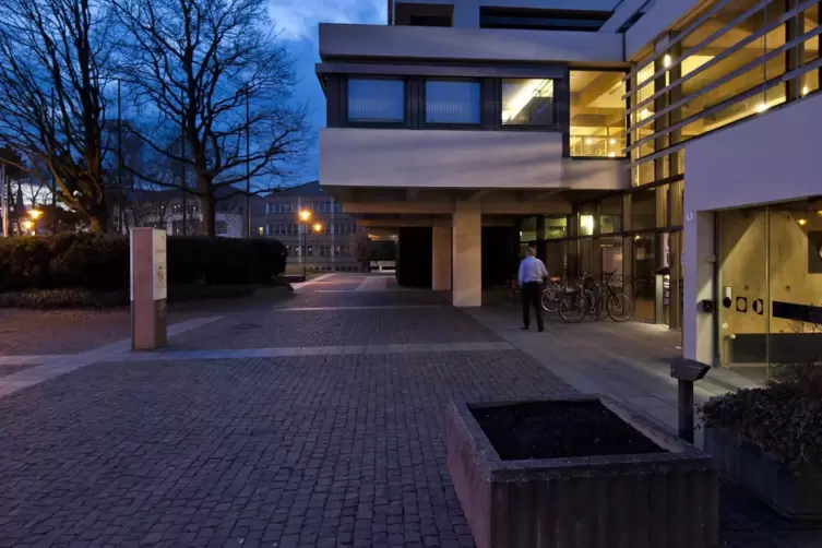 Auf dem Rathausvorplatz f&uuml;hlen sich zahlreiche Menschen unsicher. 