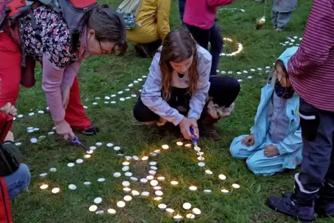 Beim Legen der Teelichtbilder dürfen die Kinder ihrer Fantasie freien Lauf lassen. 