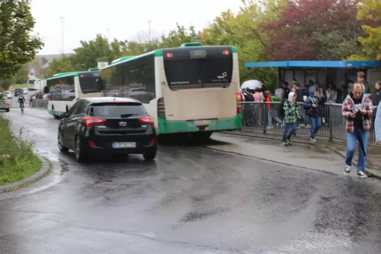 Busse, Eltern- und Lehrerautos haben alle den gleichen Weg. Da wird es auch mal eng.
