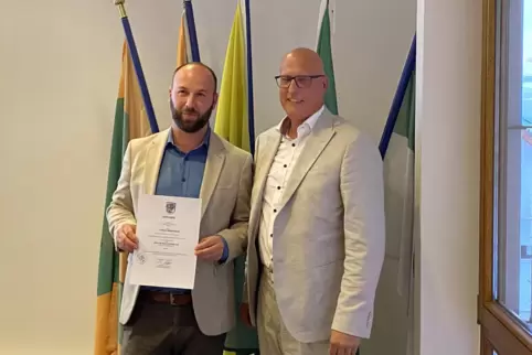 Tobias Zimmermann (links) bei der Ernennung zum ersten Beigeordneten durch Stadtbürgermeister Christian Hutter.