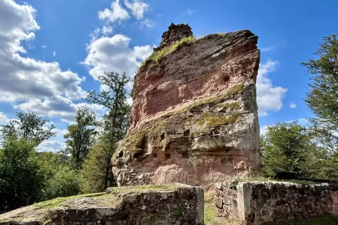 Wenig übrig – und trotzdem schön: Ruine Beilstein mit dem zentralen, beilförmigen Felsklotz. Burgruine Beilstein vor blauem Himmel