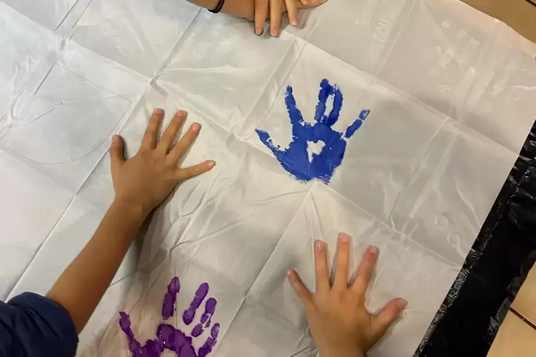 Mit Spa&szlig;: Kinder und Jugendliche der DLRG-Ortsgruppe Neustadt gestalten ein Transparent f&uuml;r den Umzug am Sonntag.