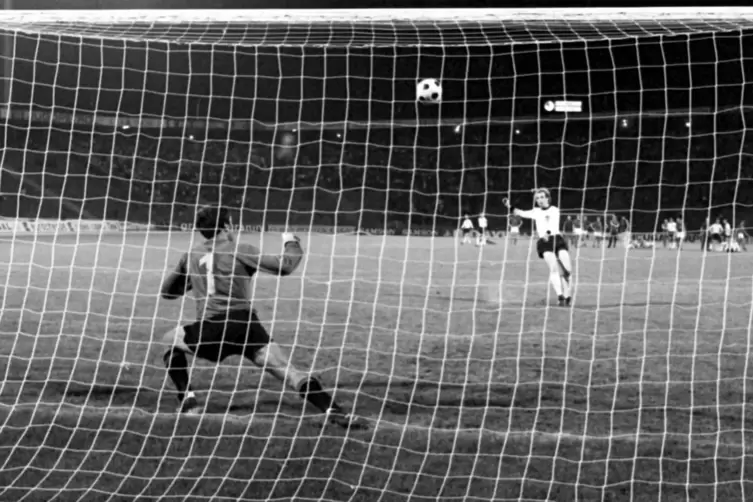 EM-Finale 1976: Uli Hoene&szlig; kickt im entscheidenden Elfmeterschie&szlig;en seinen Elfer in den Nachthimmel von Belgrad.