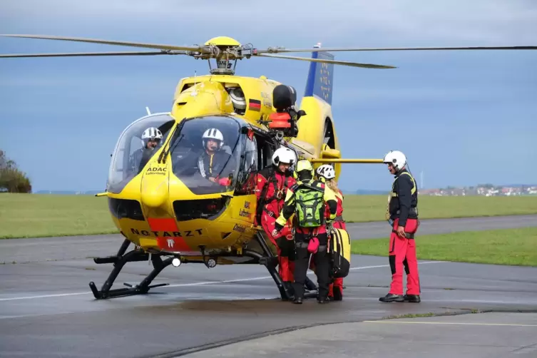 Die Crew besteigt den Hubschrauber. Pilot Stephan Brude (rechts) ist seit 27 Jahren Rettungspilot beim ADAC. 