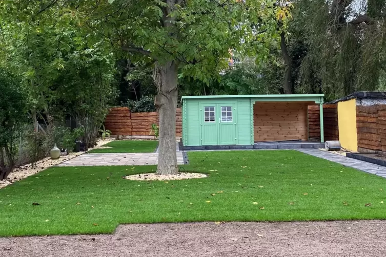 F&uuml;r die unbegleiteten minderj&auml;hrigen Asylsuchenden gibt es im gro&szlig;e Garten viel Platz f&uuml;r Bewegung. 