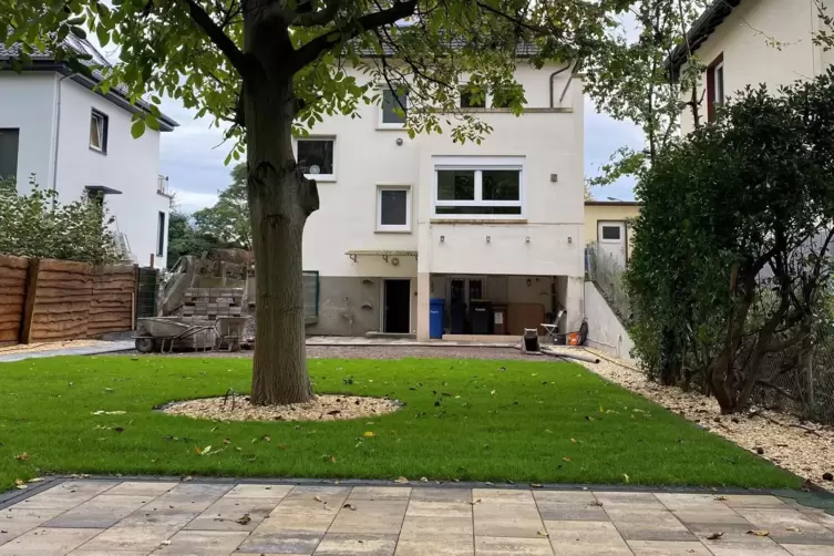 Blick von der Terrasse im Garten aufs Haus. 
