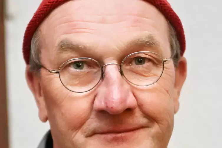 Klaus Schubinski hat sein Markenzeichen, seine rote M&uuml;tze, nach zehn Jahren an den nagel geh&auml;ngt.