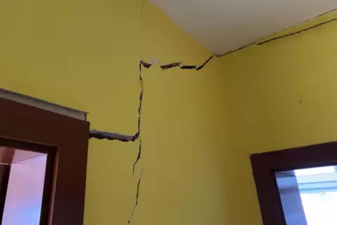 Tiefe Risse ziehen sich durch das Haus Schillerstraße 5. Tiefe Risse ziehen sich durch das Haus Schillerstraße 5.