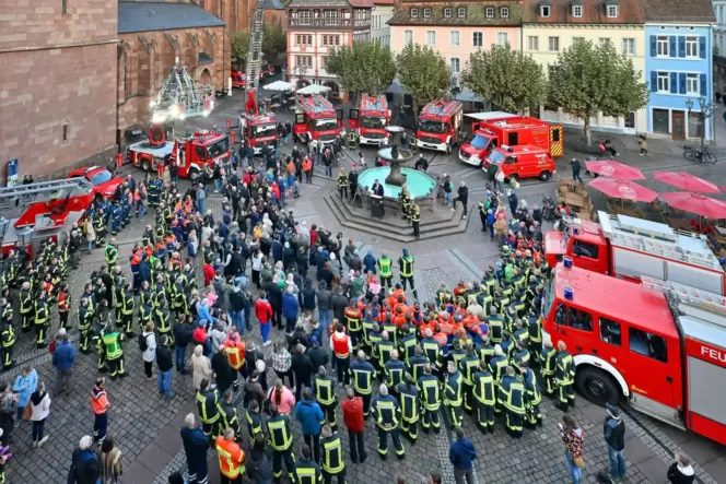 Die Fahrzeuge wurden auf dem Marktplatz präsentiert und konnten auch besichtigt werden. Die Fahrzeuge wurden auf dem Marktplatz präsentiert und konnten auch besichtigt werden.