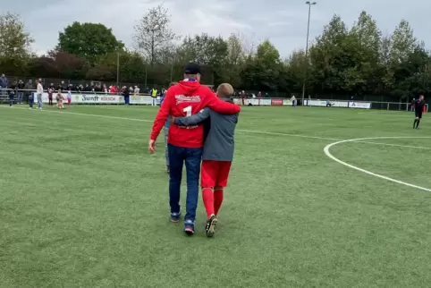 Markus Anfang, Trainer des 1. FC Kaiserslautern, stützt seinen Freund und früheren Mitspieler Georg Koch (Bild oben). 