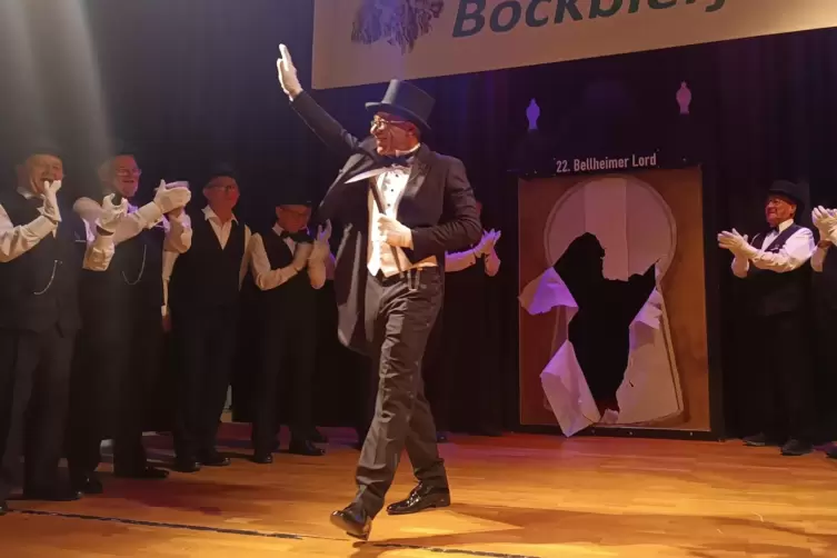 &bdquo;Hallo!&ldquo; Hier kommt der neue Lord: Marco Foye durchs sicherheitshalber zuvor verh&auml;ngte Schl&uuml;sselloch spaziert.