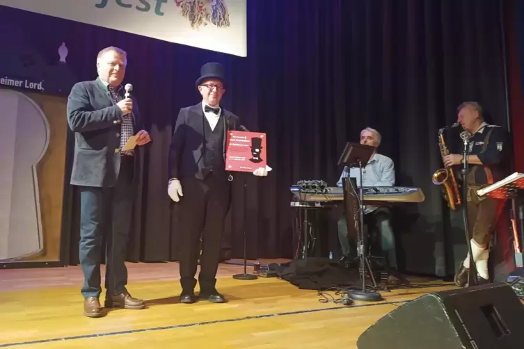 Brauereichef Roald Pauli (li.) verabschiedet den singenden Lord Kurt Gensheimer. 