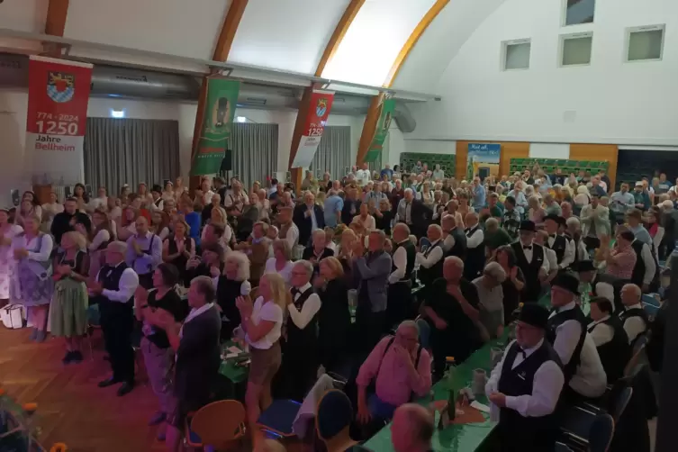Volles Haus in der Festhalle. Das Bockbierfest ist einer der wichtigsten Termine im Veranstaltungskalender des Dorfes.