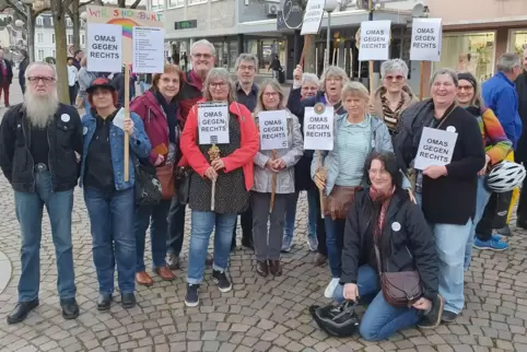 Hier sind auch Männer willkommen: Die Zweibrücker Omas gegen Rechts zeigen Gesicht in der Fußgängerzone. Hier sind auch Männer willkommen: Die Zweibrücker Omas gegen Rechts zeigen Gesicht in der Fußgängerzone.