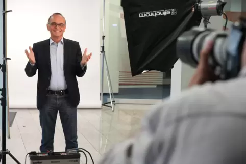 Ein Bild von einem Demokraten. Landrat Fritz Brechtel hat sich als „Demokratie-Verteidiger“ ablichten lassen. 