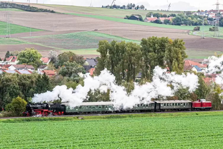 Als w&auml;re der Hogwarts Express aus &bdquo;Harry Potter&ldquo; unterwegs hier bei Ebertsheim.