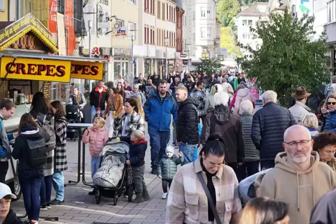 In der Fußgängerzone war bei freundlichem Herbstwetter viel los.