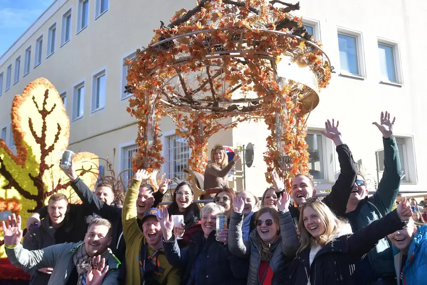 Die Deutsche Weinkönigin Charlotte Weihl mit Besuchern aus Ettlingen und Karlsbad.