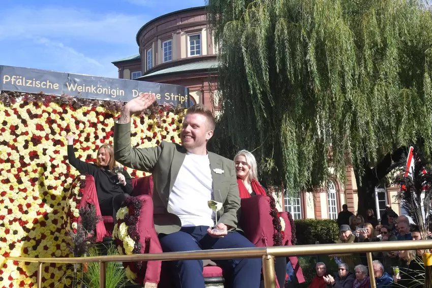 Die Pfälzische Weinkönigin Denise Stripf wurde von Prinzessin Lara Karr und Hoheit Manuel Reuther begleitet.