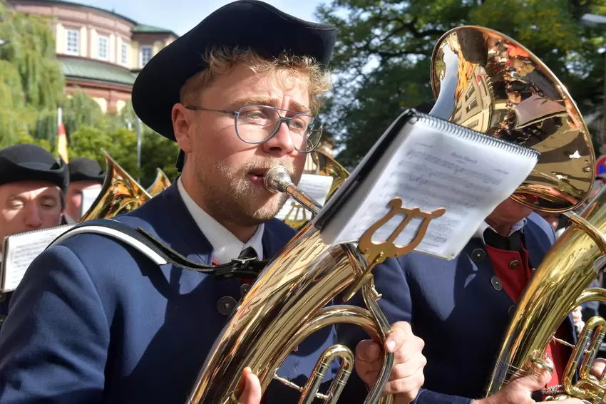 Auch Musik gehört beim Umzug dazu.