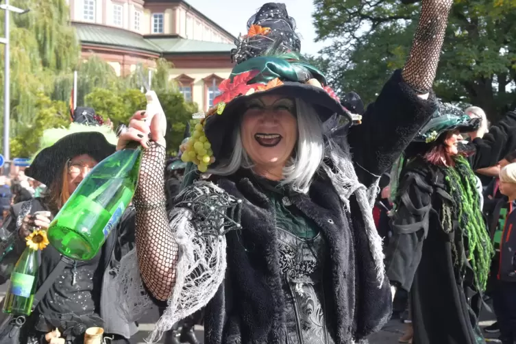 Gute Stimmung am Sonntag: die &bdquo;Sausrummer Hexen&ldquo; aus Gr&uuml;nstadt-Sausenheim. 